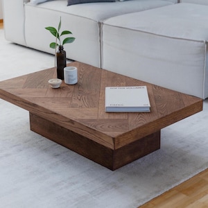 Table basse rectangulaire de style Japandi, en parquet de chêne massif recyclé.