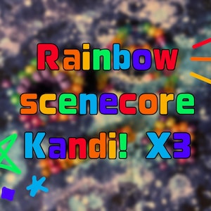 Könnte beinhalten: Buntes Grafikdesign mit den Worten "Rainbow scenecore Kandi! X3" in Regenbogenfarben. Der Hintergrund ist ein verschwommener Farbmix mit einem grünen Stern, einem blauen Stern und einem lila Quadrat.
