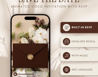 Può includere: Uno smartphone che mostra un invito video animato con il testo SAVE THE DATE e ANIMATED VIDEO INVITATION WITH RSVP. Lo schermo mostra una busta marrone scuro con un sigillo di ceralacca dorato su fiori bianchi. Include BUILT-IN RSVP, ENVELOPE REVEAL, WITH MUSIC e ANY LANGUAGE.