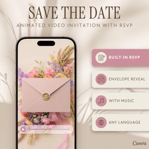 Könnte beinhalten: Ein Smartphone zeigt eine animierte Save the Date Videoeinladung mit einem rosa Umschlag und goldenem Wachssiegel vor einem Blumenhintergrund. Der Text umfasst Built-in RSVP, Envelope Reveal, With Music und Any Language auf rosa Schaltflächen.