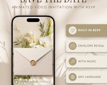 Può includere: Uno smartphone mostra un invito video animato con il testo SAVE THE DATE e ANIMATED VIDEO INVITATION WITH RSVP. Lo schermo mostra una busta color crema con un sigillo di ceralacca dorato su fiori bianchi. Include BUILT-IN RSVP, ENVELOPE REVEAL, WITH MUSIC e ANY LANGUAGE.