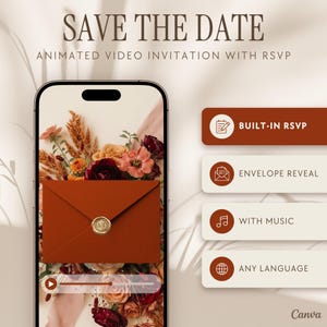 Könnte beinhalten: Ein Smartphone zeigt eine animierte Videoeinladung mit einem rostfarbenen Umschlag und goldenem Wachssiegel vor Blumenhintergrund. Der Text lautet SAVE THE DATE, BUILT-IN RSVP, ENVELOPE REVEAL, WITH MUSIC und ANY LANGUAGE.