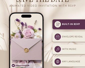 Può includere: Uno smartphone mostra un invito video animato Save the Date con una busta color lavanda e un sigillo di ceralacca dorato, circondato da rose viola e lavanda. Il testo include Built-in RSVP, Envelope Reveal, With Music, Any Language.