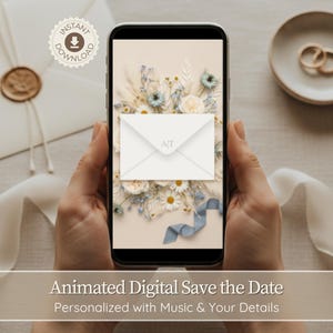 Op de afbeelding: Een smartphone toont een digitaal save-the-date ontwerp met bloemelementen en een envelopafbeelding. De afbeelding bevat een bijpassende envelop, lint en trouwringen. De tekst onderaan luidt: "Animated Digital Save the Date, Personalized with Music & Your Details."