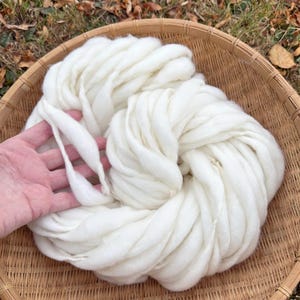 50 yards handspun yarn, super bulky, spun thick and thin in natural cream merino wool, 3.3 ounces(93 grams) bild 5