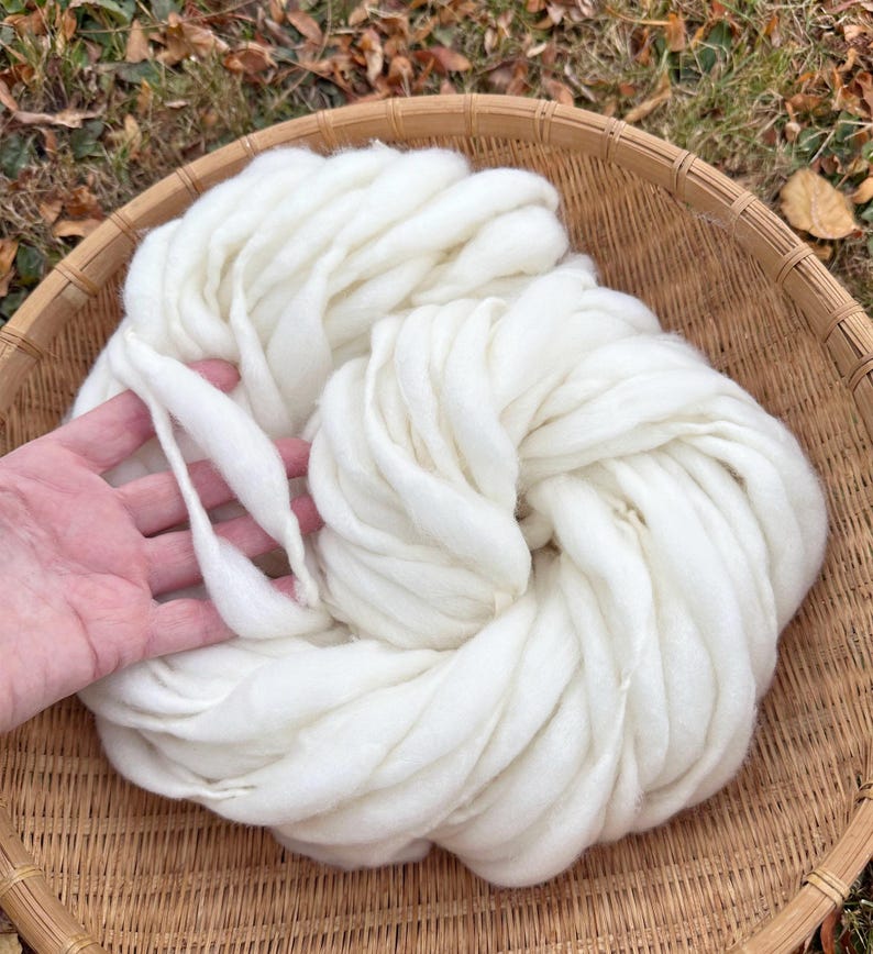 50 yards handspun yarn, super bulky, spun thick and thin in natural cream merino wool, 3.3 ounces(93 grams) bild 5