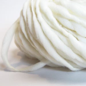 50 yards handspun yarn, super bulky, spun thick and thin in natural cream merino wool, 3.3 ounces(93 grams) bild 1