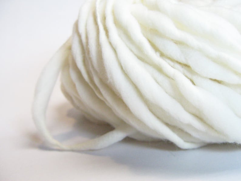 50 yards handspun yarn, super bulky, spun thick and thin in natural cream merino wool, 3.3 ounces(93 grams) bild 1