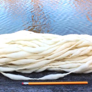 50 yards handspun yarn, super bulky, spun thick and thin in natural cream merino wool, 3.3 ounces(93 grams) bild 2