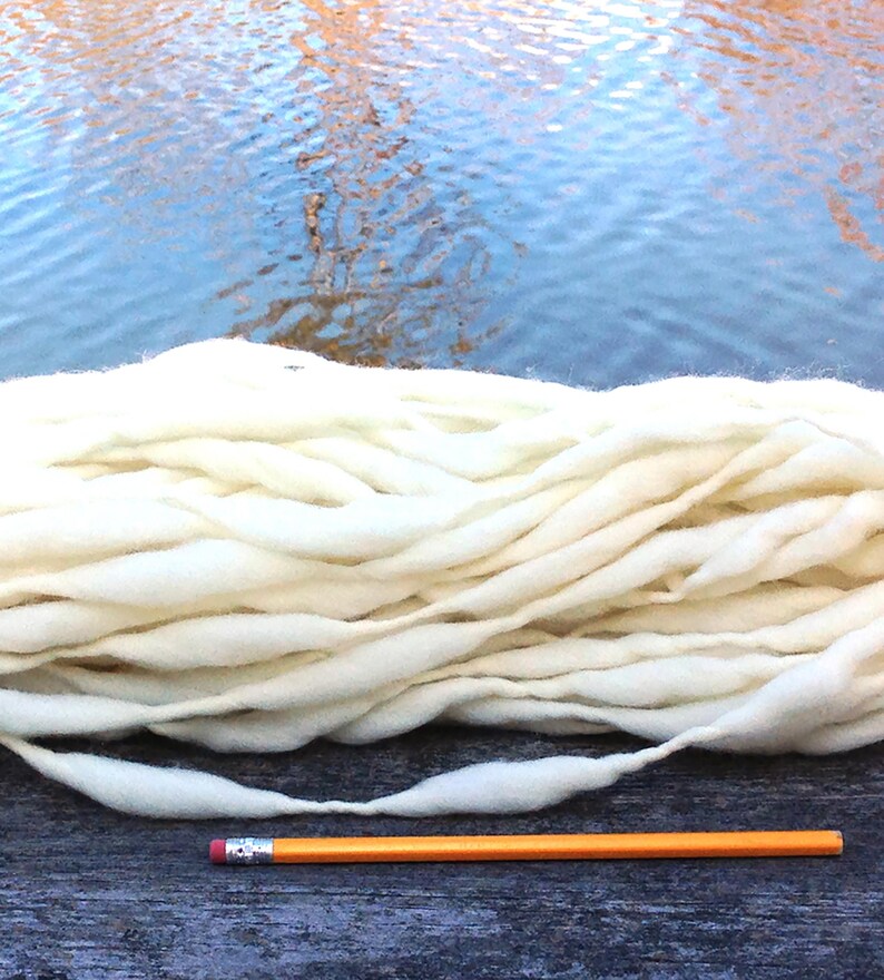 50 yards handspun yarn, super bulky, spun thick and thin in natural cream merino wool, 3.3 ounces(93 grams) bild 2