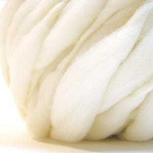 50 yards handspun yarn, super bulky, spun thick and thin in natural cream merino wool, 3.3 ounces(93 grams) bild 6
