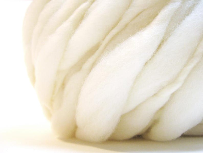 50 yards handspun yarn, super bulky, spun thick and thin in natural cream merino wool, 3.3 ounces(93 grams) bild 6