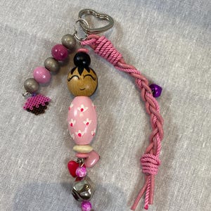 Handgemachter Puppen-Schlüsselanhänger aus Holz, handgefertigt, bunter Rucksack-Anhänger und dekorativer Charm