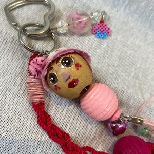 Handgemachter Puppen-Schlüsselanhänger aus Holz, handgefertigt, bunter Rucksack-Anhänger und dekorativer Charm