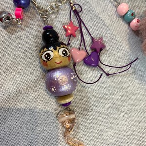 Handgemachter Puppen-Schlüsselanhänger aus Holz, handgefertigt, bunter Rucksack-Anhänger und dekorativer Charm