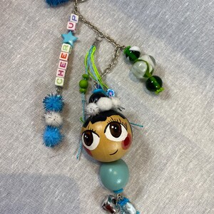 Handgemachter Puppen-Schlüsselanhänger aus Holz, handgefertigt, bunter Rucksack-Anhänger und dekorativer Charm
