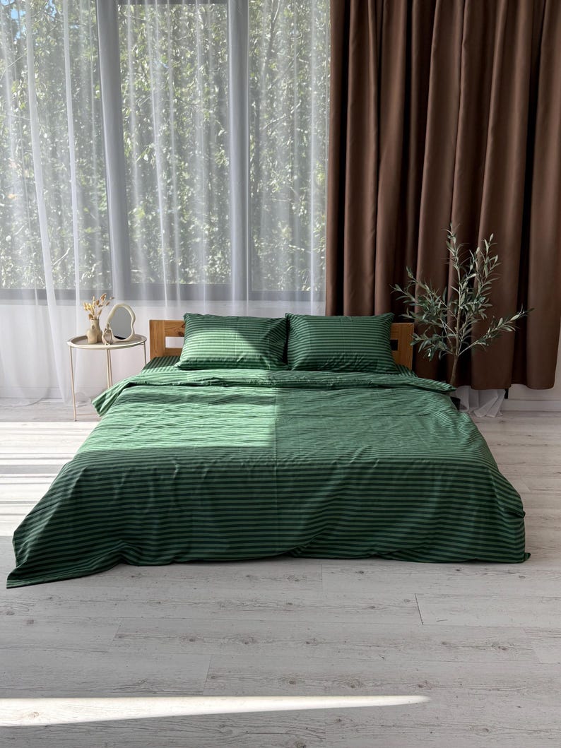 Flat and fitted green cotton sheet set