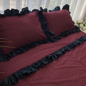 Jogo de cama listrado em bordô com babado preto, capa de edredom romântica em tons escuros, lençol de algodão estético