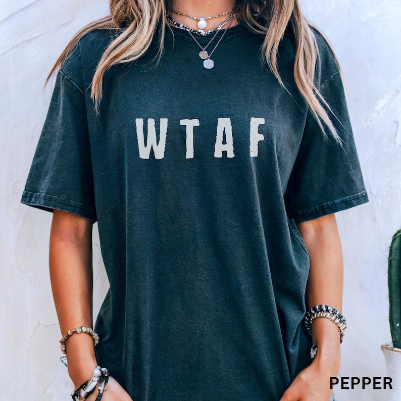 Lustiges Damen WTAF Shirt, Comfort Colors Grafik T-Shirt, Humorvolles Sprichwort T-Shirt, unangemessenes Shirt für sie, Frauen Swear Shirt Bild 1