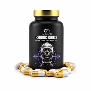 Könnte beinhalten: Schwarze Nahrungsergänzungsmittelflasche mit goldenem Deckel, beschriftet mit "ABLABS PSIONIC BOOST". Das Etikett zeigt ein stilisiertes menschliches Gesicht und ein geometrisches Design. Kapseln mit goldenen und weißen Enden umgeben die Flasche. Enthält 90 Kapseln.