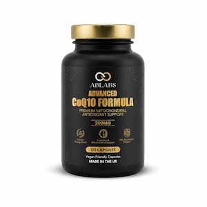 Puede incluir: Un frasco de suplemento negro con tapa dorada, etiquetado ABLABS Advanced CoQ10 Formula, 200mg, 120 cápsulas. La etiqueta presenta texto dorado que detalla el soporte antioxidante mitocondrial, el impulso de energía celular y el soporte cognitivo.