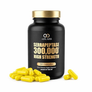 Può includere: Flacone nero di capsule ABLABS Serrapeptase 300.000 High Strength. Il flacone ha un coperchio dorato e scritte dorate. Un mucchio di capsule gialle è davanti al flacone. Il flacone contiene 120 capsule vegane a rilascio lento prodotte nel Regno Unito.