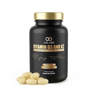以下が含まれることがあります： 「ABLABS」ブランドの「VITAMIN D3 AND K2 OPTIMUM ABSORPTION SOFTGELS」と書かれた金色のキャップが付いた黒いボトル。ボトルには6500iu D3と125mcg K2が含まれています。ボトルの前にいくつかのソフトジェルカプセルがあります。イギリス製。