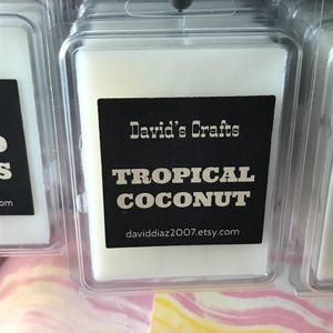 Peut inclure: Une tasse en céramique blanche avec une anse noire et le texte "But First, Coffee" en gras noir. La tasse est posée sur un fond neutre, soulignant son design simple.