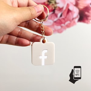 Llavero NFC de Facebook: etiqueta inteligente para redes sociales: escanea para conectar. Llavero de Facebook: etiqueta de contacto NFC personalizada: accesorio de red digital.