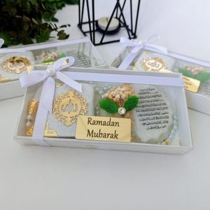 Aksamitny Mini Koran | Zestaw upominkowy z dekorowanym pudełkiem Tasbeeh z pereł | Upominek na Eid | Upominki ślubne | Upominek na baby shower | Upominek na ukończenie szkoły | Upominek muzułmański