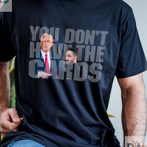 Divertida camiseta de Trump saluda a Zelensky en la Casa Blanca con el mensaje "No tienes las cartas"