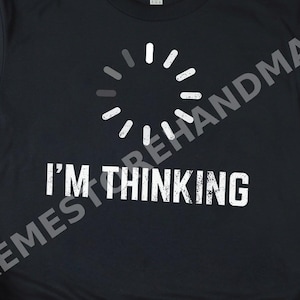 Estoy pensando Cargando Cerebro PNG, Meme de humor de programador geek divertido, Gráfico de cita de tecnología nerd, Archivo digital de tendencia