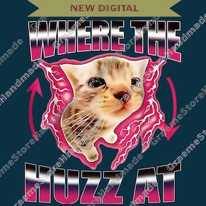 Op de afbeelding: Een digitaal grafisch ontwerp met een kattengezicht in het midden, omringd door een roze, gestileerd ontwerp. De tekst "WHERE THE HUZZ AT" wordt weergegeven in een roze en zwarte gradiënt, met "NEW DIGITAL" erboven.