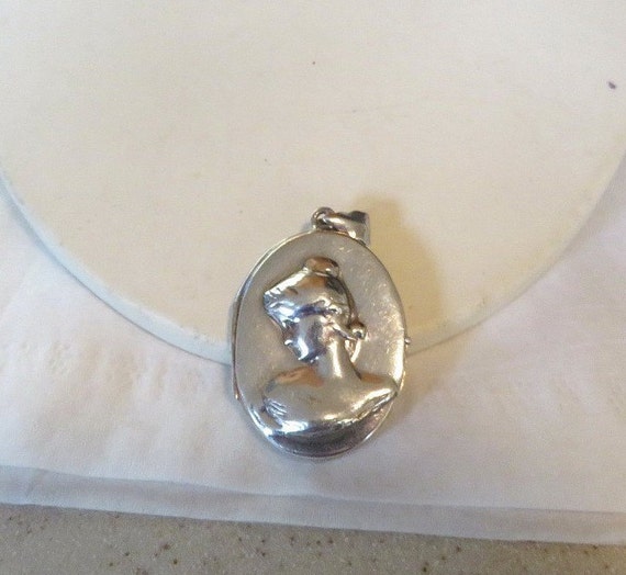 Vintage Sterling Silver Locket Repousse Cameo Lad… - image 3