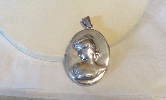 Vintage Sterling Silver Locket Repousse Cameo Lad… - image 1