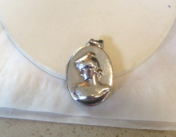 Vintage Sterling Silver Locket Repousse Cameo Lad… - image 2