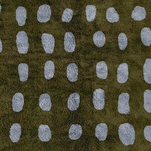 Puede incluir: Primer plano de un textil verde con un patr&oacute;n de formas ovaladas grises claras espaciadas. La textura de la tela parece suave y afelpada, con las formas grises contrastando con el fondo verde oscuro.