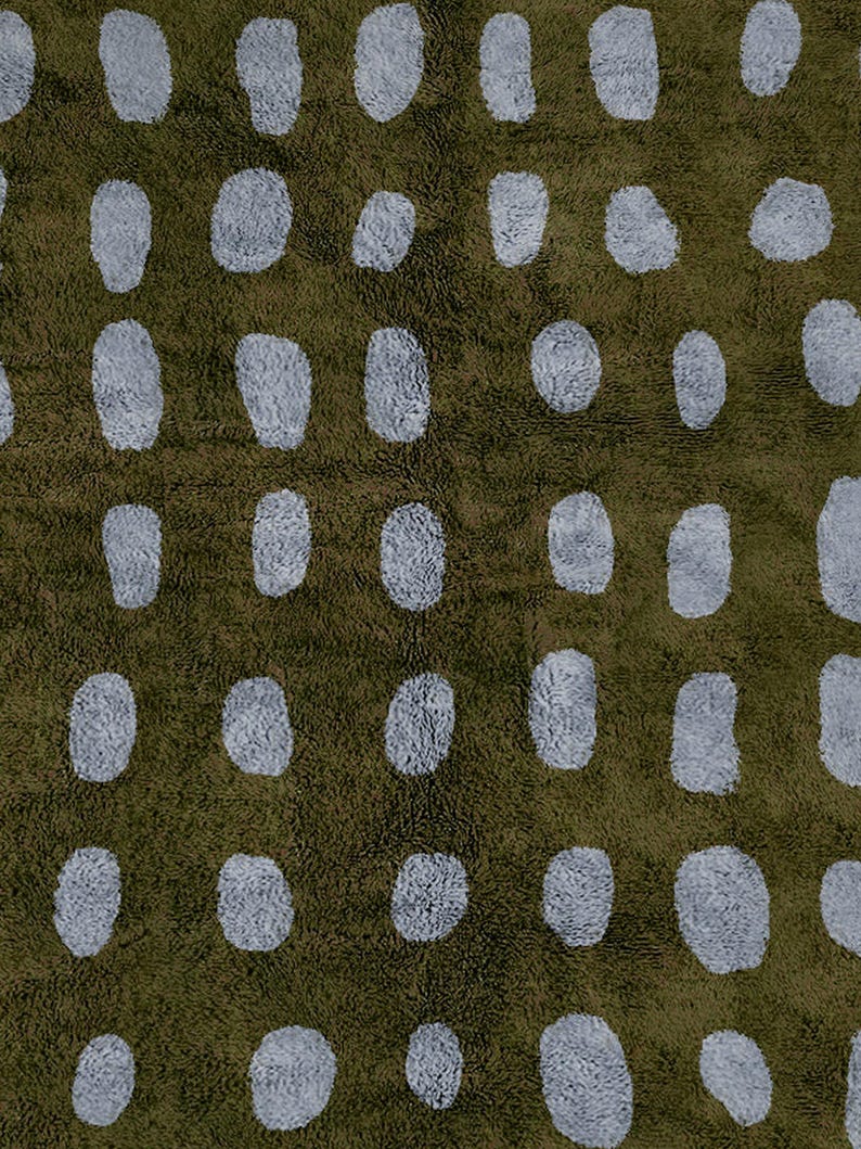 Puede incluir: Primer plano de un textil verde con un patr&oacute;n de formas ovaladas grises claras espaciadas. La textura de la tela parece suave y afelpada, con las formas grises contrastando con el fondo verde oscuro.