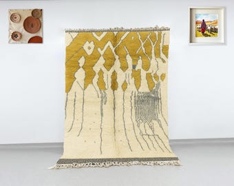Alfombra moderna Beni Ourain amarilla, alfombra de lana con arte abstracto, alfombra marroquí en tonos mostaza y crema, decoración artística para sala de estar, alfombra única hecha a mano.