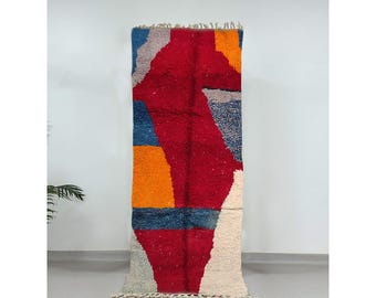 Alfombra Beni Ourain de lana hecha a mano: Alfombra tribal marroquí, diseño geométrico rojo y azul.