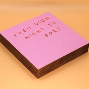 Freu dich nicht zu spät - Spruch Holzschild – Mini Art Print 10x10 cm – kleines Geschenk – Mitbringsel zum Hinstellen oder Aufhägngen