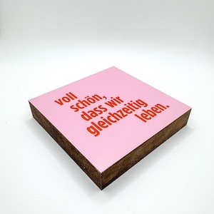 Voll schön, dass wir gleichzeitig leben Holzbild – 10x10 cm Mini Art Print – Liebevolle Spruch Deko Geschenk für Lieblingsmensch