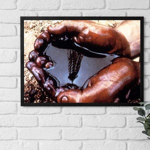Póster enmarcado: Perú, trabajador petrolero del Alto Amazonas extrayendo petróleo fresco a la sombra de una plataforma petrolera. Arte de los años 70, arte de conciencia social, decoración para el hogar y la oficina.