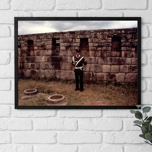 Póster enmarcado de Perú, Policía vigilando Machu Picchu, arte de los años 70, arte mural vintage, arquitectura histórica, arte mural cultural, regalo para él.