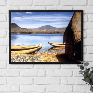 Póster enmarcado de Bolivia, casa flotante de caña junto al lago Titicaca y barcos tradicionales, arte de los años 70, arte mural de viaje, regalo para ella/él