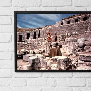Póster enmarcado Perú, Niños jugando en un antiguo manantial activo Arte de los años 70, Arte mural vintage, Cultura tradicional andina, Amantes de la historia