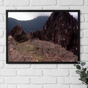 Póster enmarcado Perú, Machu Picchu, antigua fortaleza en la cima de una montaña en una tarde brumosa, arte de los años 70, monumento histórico, fotografía artística de viajes en Perú