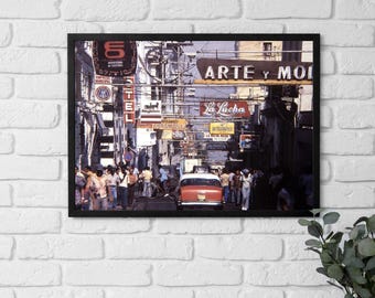 Lienzo enmarcado Cuba, La Habana, Cuba, escena callejera concurrida con carteles vintage, arte de los años 60, arte mural de fotografía urbana colorida, decoración de la oficina en el hogar