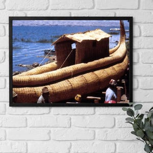 Póster enmarcado de Bolivia: Barco de totora recién construido, listo para ser lanzado al agua en el lago Titicaca. Arte de los años 70, arte mural tradicional, decoración fotográfica de viajes.