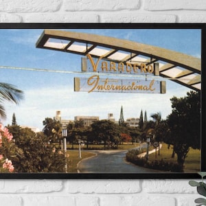 Framed Canvas Cuba, Entrance to the Varadero Hotel Havana Cuba 1960s, Classic Retro Aesthetic Lovers, Home Office Decor, Gift for Her